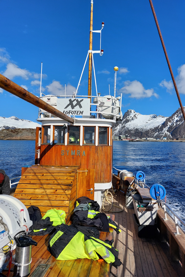 Lofoten barca con tute termiche per esperienza 