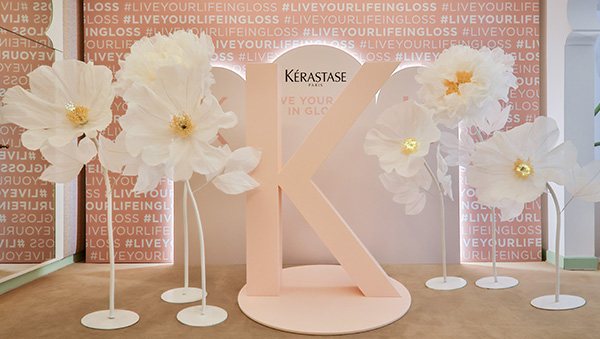 suite kerastase - allestimento con fiori luminosi e k gigante