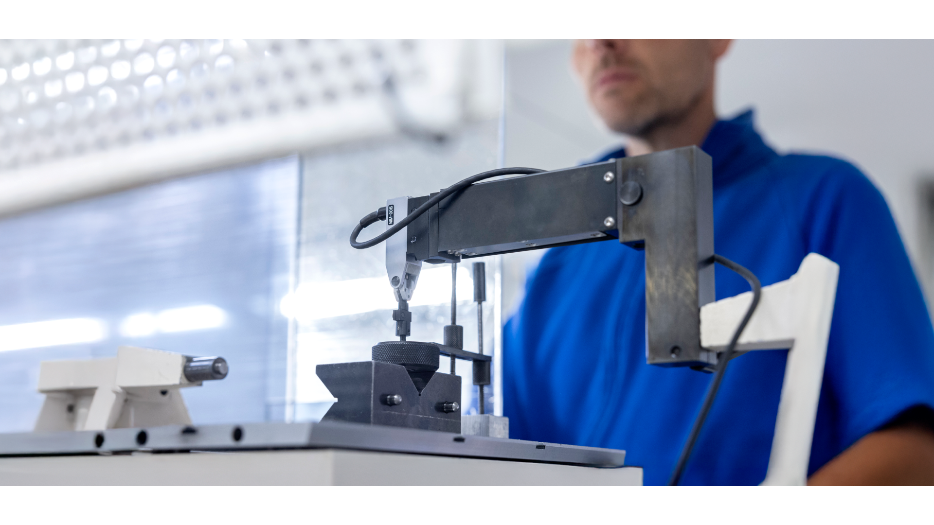 Operaio davanti a laser di precisione