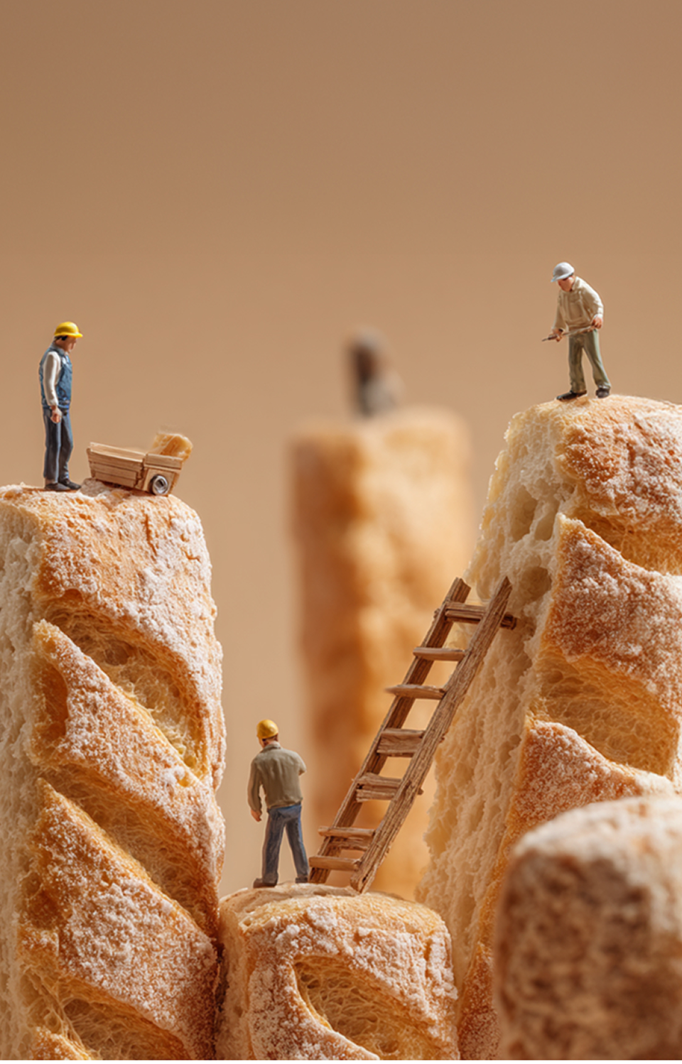 Sito web Bertuetti - immagine verticale campagna di comunicazione: piccoli omini lavorano tra fette di pane giganti