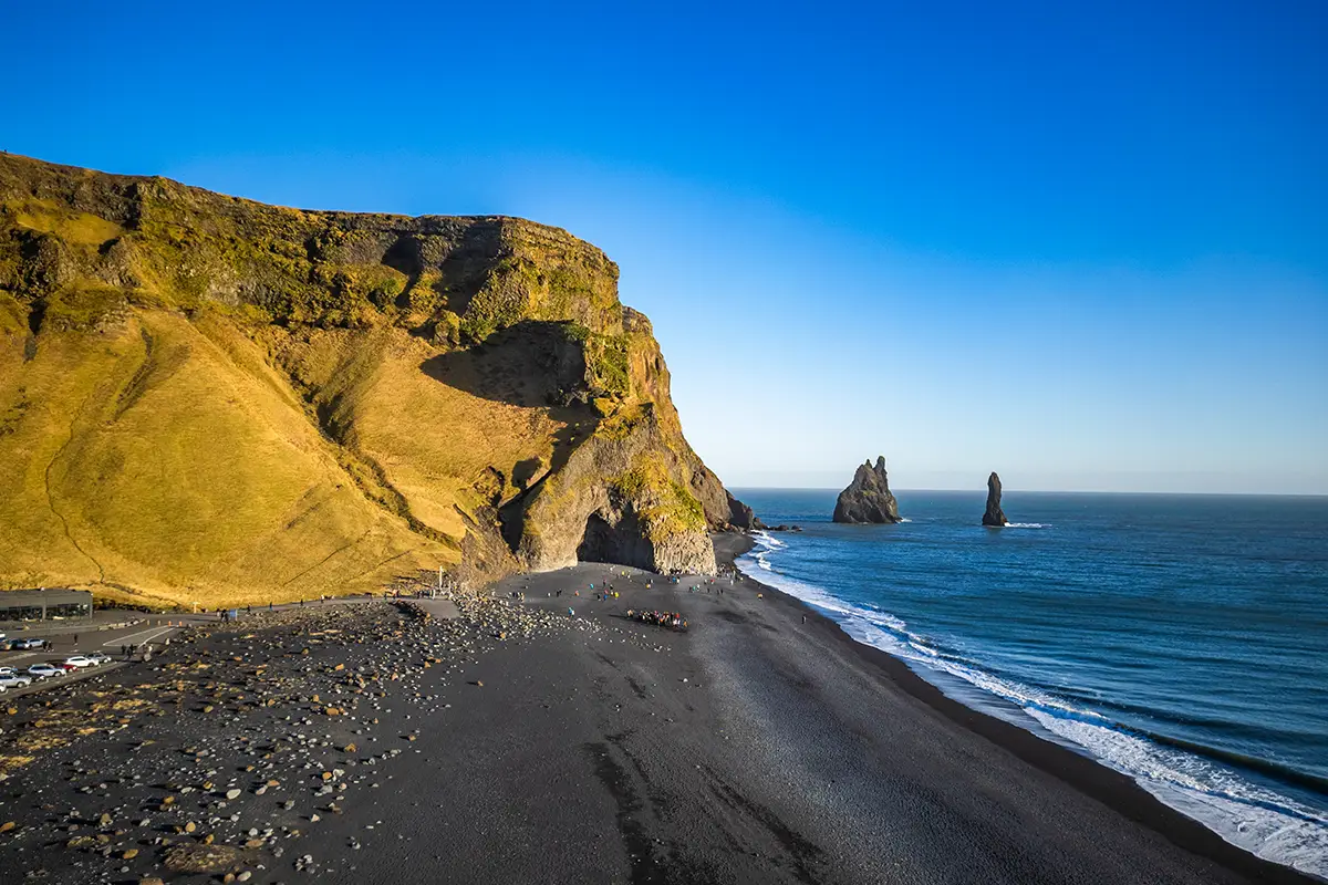 Spiaggia nera con scogliere imponenti in Islanda