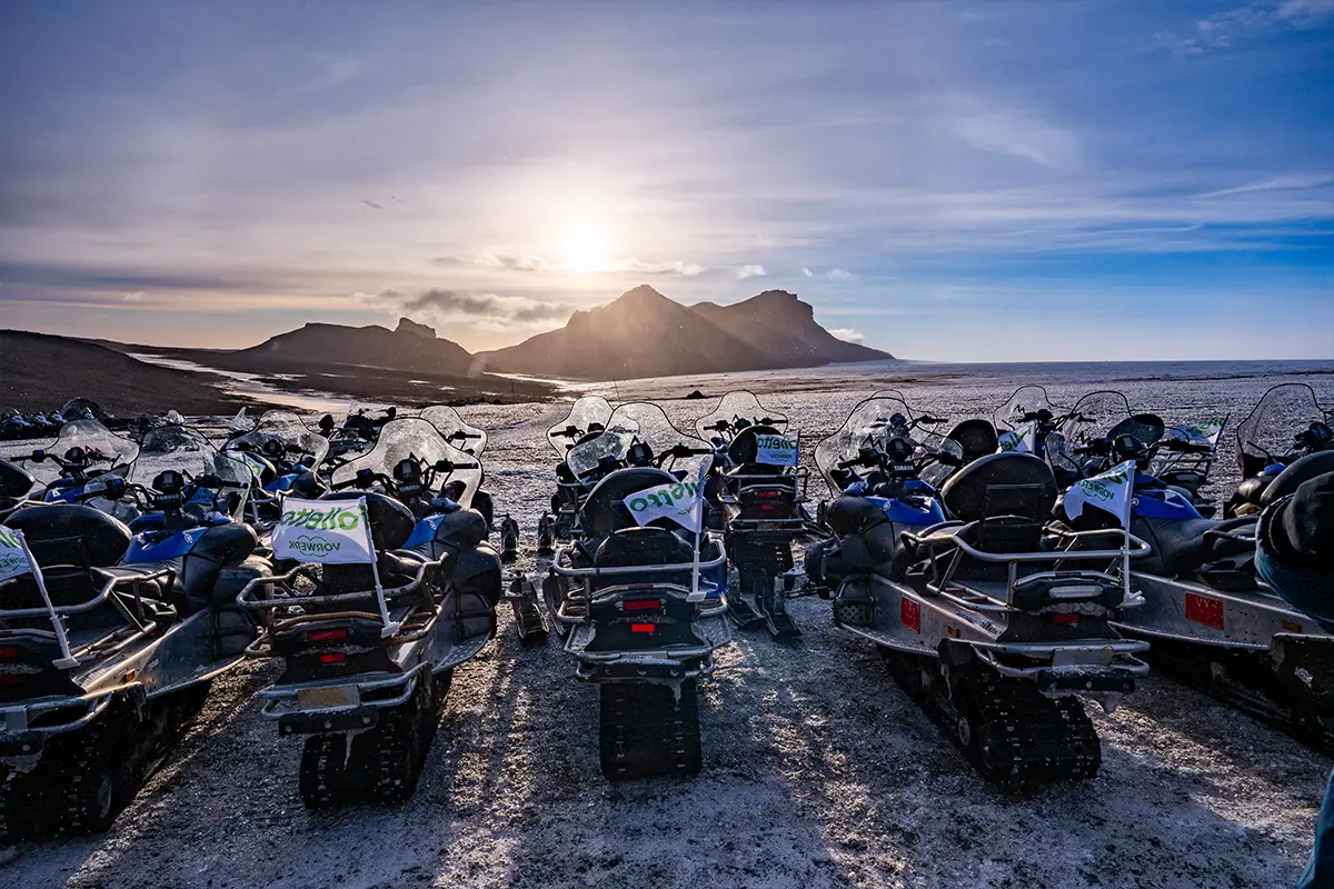 Motoslitte pronte per l'esperienza sul ghiacciaio Langjökull - brandizzate folletto