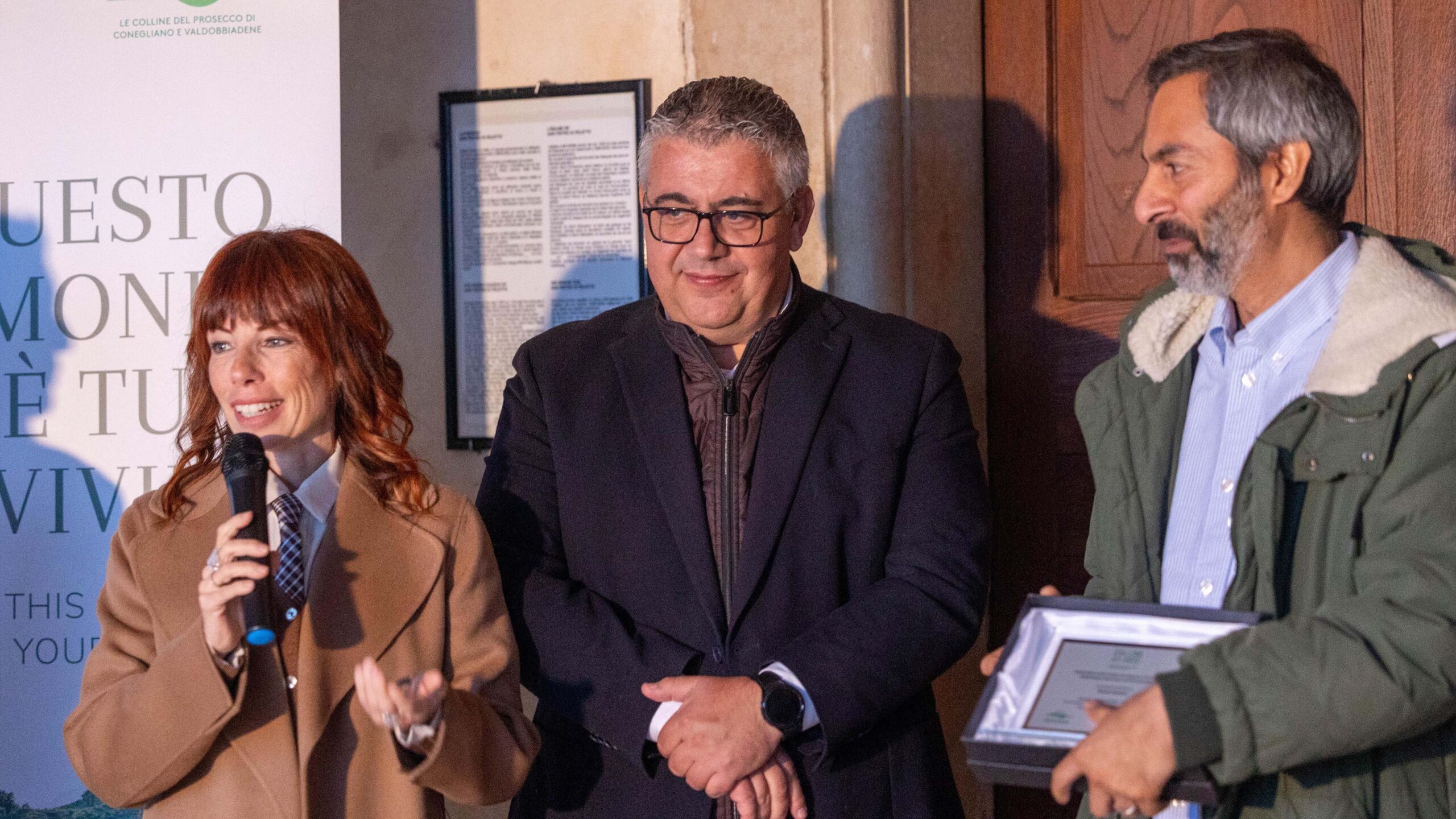 Marina Montedoro, consegna il premio di Colline ad Arte a Shezad Dawood, con il sindaco